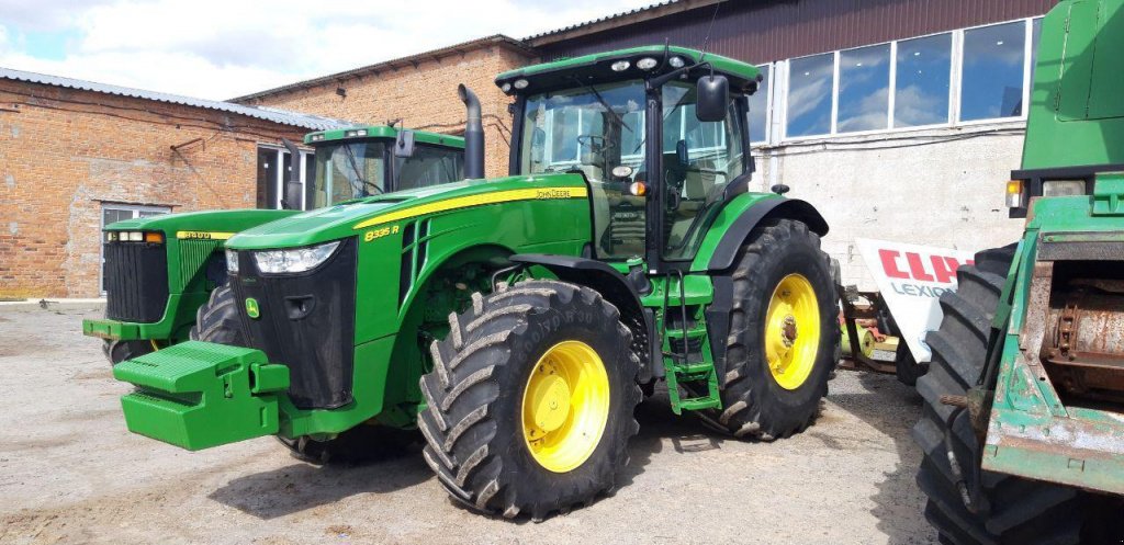 Oldtimer-Traktor des Typs John Deere 8335R, Neumaschine in Рівне (Bild 1)