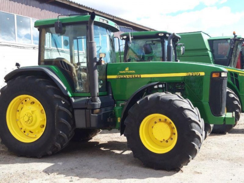 Oldtimer-Traktor des Typs John Deere 8400, Neumaschine in Рівне (Bild 1)