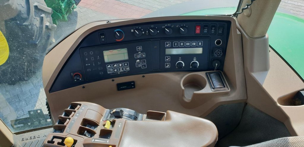 Oldtimer-Traktor des Typs John Deere 8320, Neumaschine in Рівне (Bild 9)