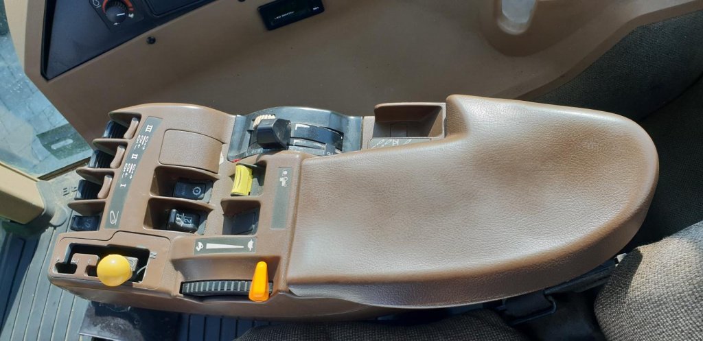 Oldtimer-Traktor des Typs John Deere 8320, Neumaschine in Рівне (Bild 7)