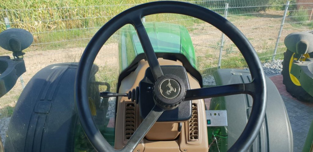 Oldtimer-Traktor des Typs John Deere 8320, Neumaschine in Рівне (Bild 10)