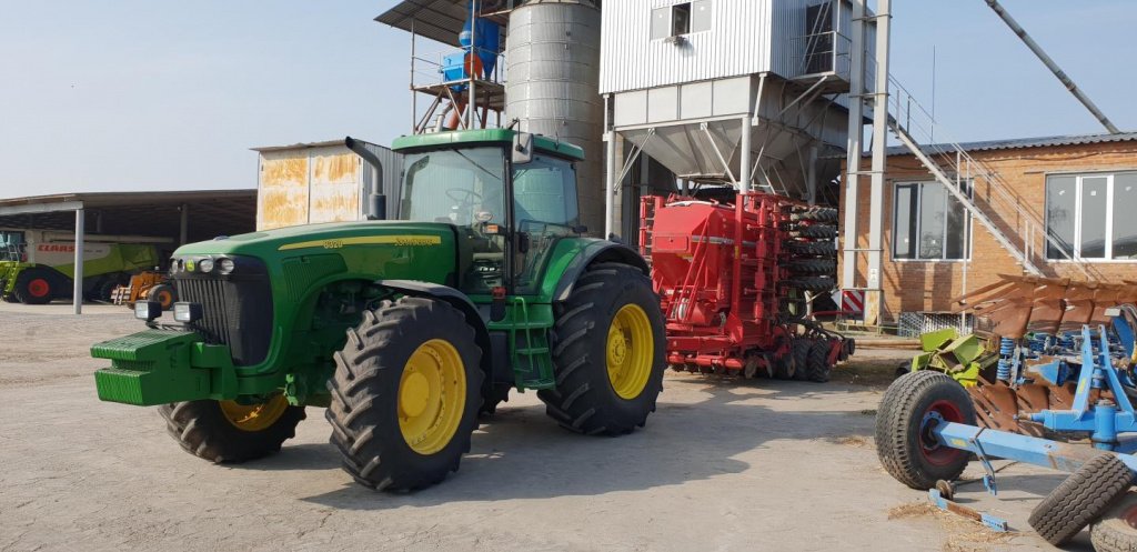 Oldtimer-Traktor des Typs John Deere 8320, Neumaschine in Рівне (Bild 4)