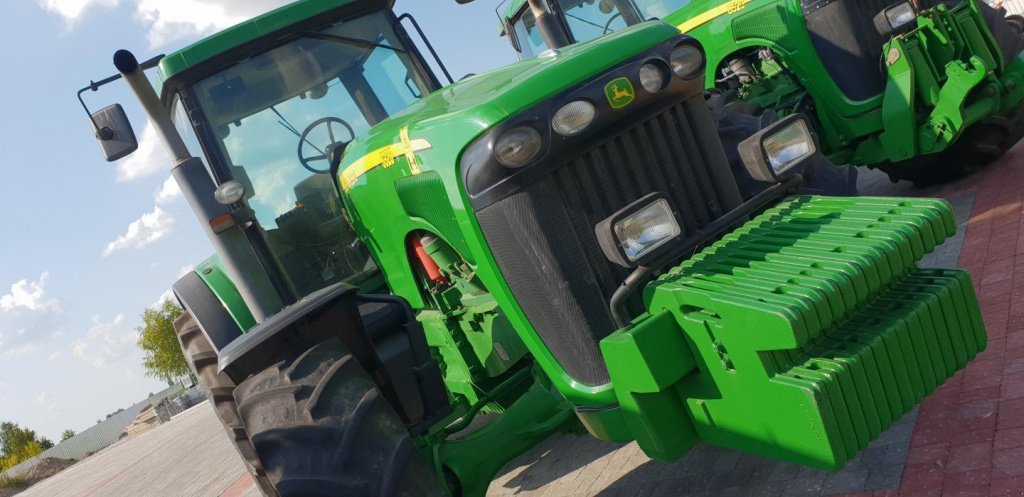 Oldtimer-Traktor des Typs John Deere 8320, Neumaschine in Рівне (Bild 2)