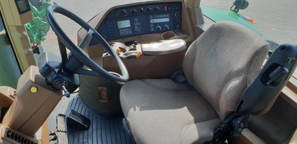 Oldtimer-Traktor des Typs John Deere 8320, Neumaschine in Рівне (Bild 8)