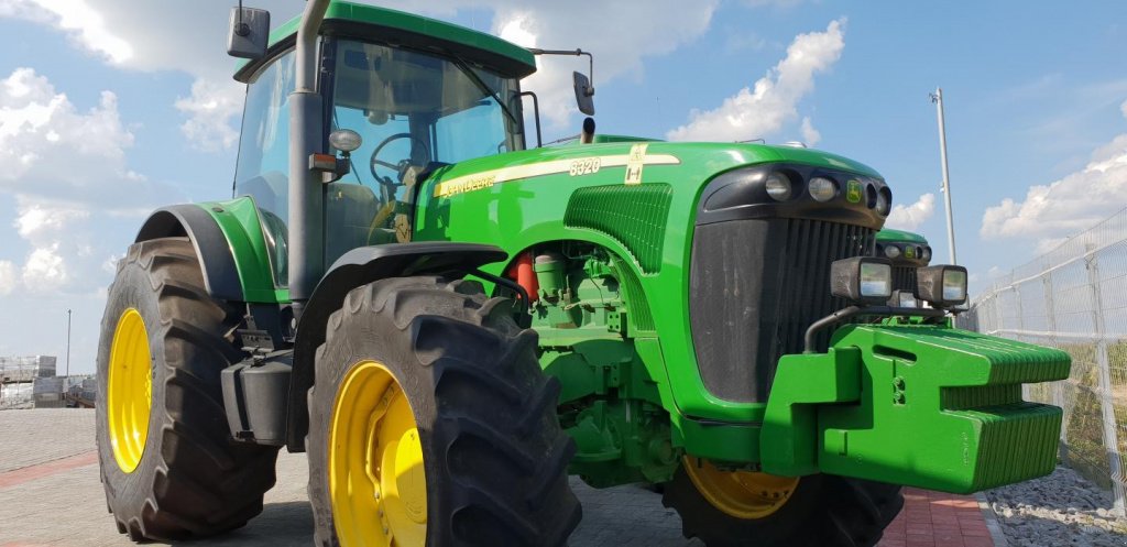 Oldtimer-Traktor des Typs John Deere 8320, Neumaschine in Рівне (Bild 1)