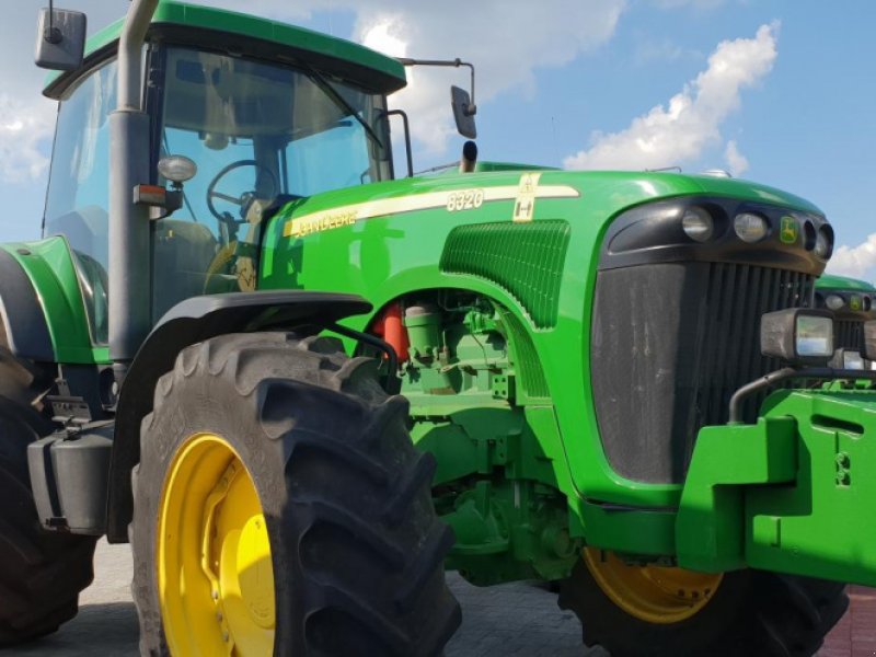 Oldtimer-Traktor des Typs John Deere 8320, Neumaschine in Рівне (Bild 1)