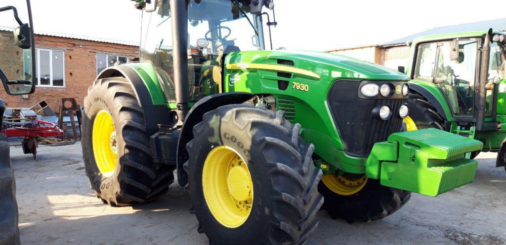 Oldtimer-Traktor des Typs John Deere 7930, Neumaschine in Рівне (Bild 1)