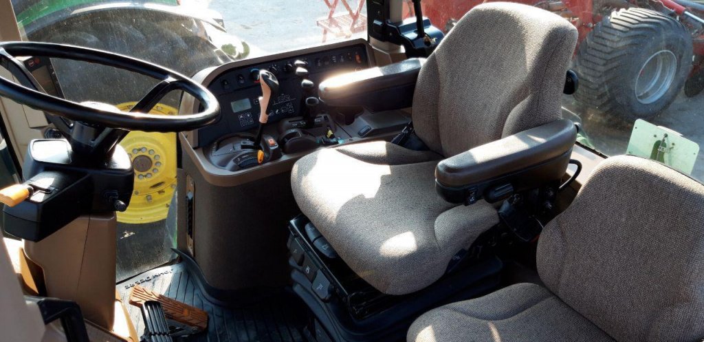 Oldtimer-Traktor des Typs John Deere 7930, Neumaschine in Рівне (Bild 12)