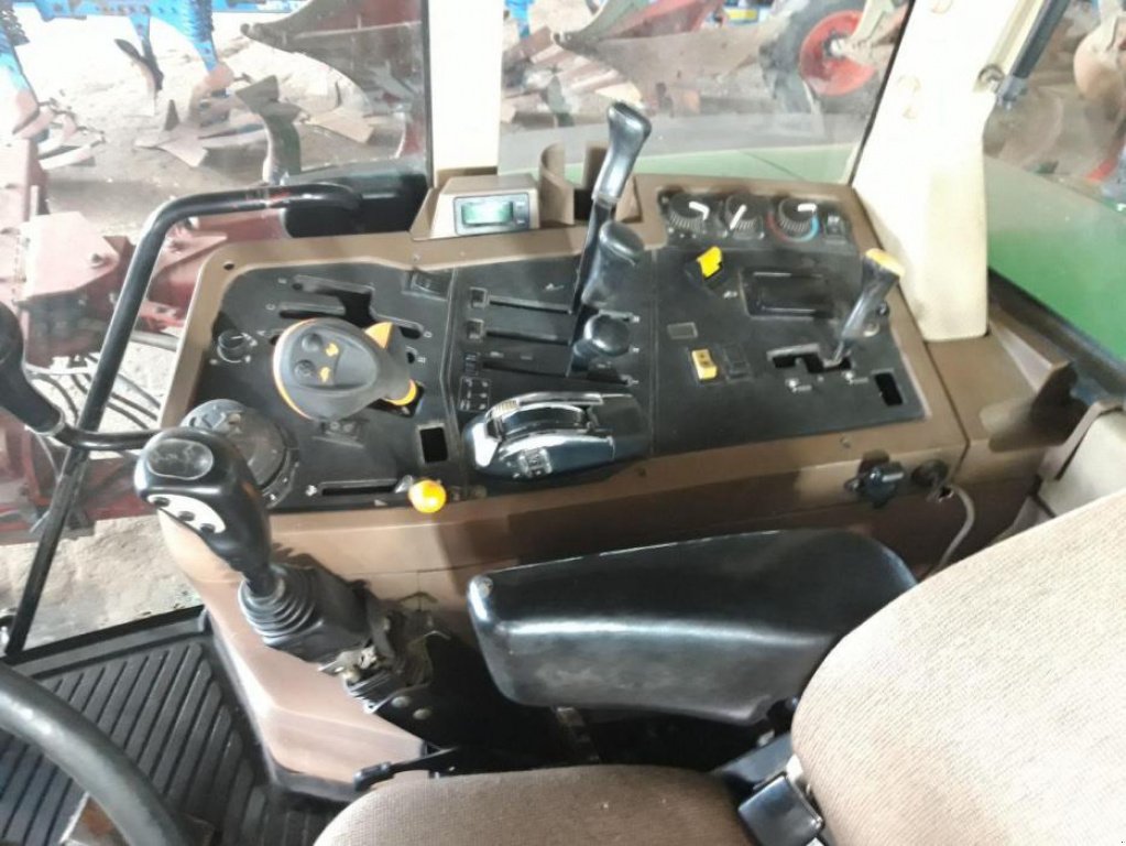 Oldtimer-Traktor des Typs John Deere 7710, Neumaschine in Рівне (Bild 8)