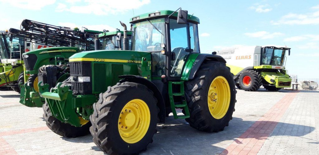 Oldtimer-Traktor des Typs John Deere 7710, Neumaschine in Рівне (Bild 2)