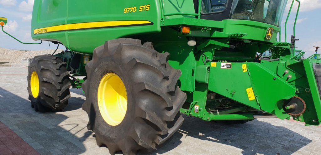 Oldtimer-Mähdrescher des Typs John Deere 9770 STS Bullet Rotor, Neumaschine in Рівне (Bild 7)