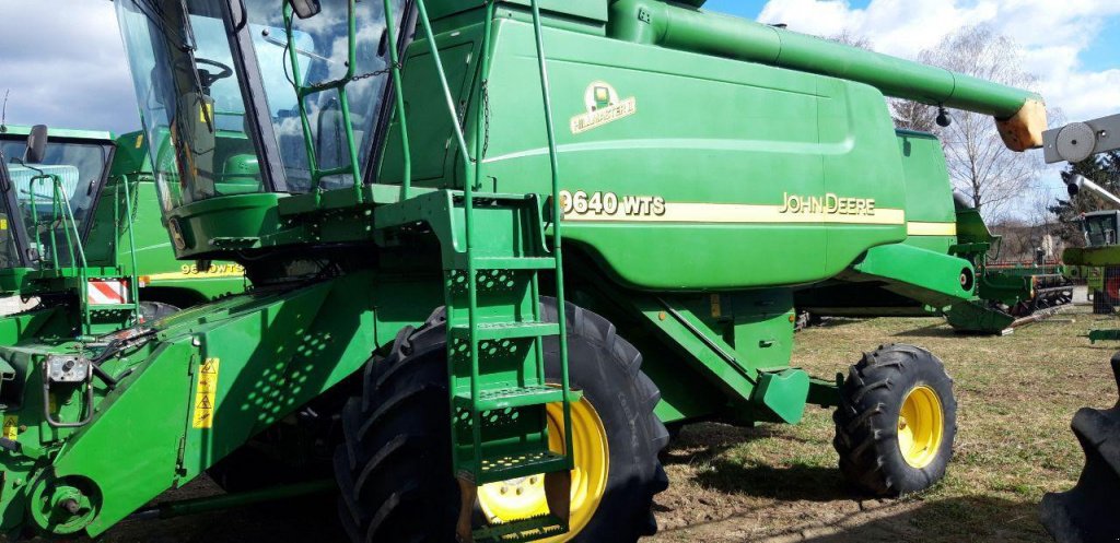 Oldtimer-Mähdrescher des Typs John Deere 9640i WTS, Neumaschine in Рівне (Bild 11)