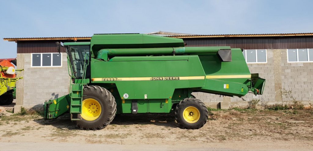 Oldtimer-Mähdrescher des Typs John Deere 2266 Extra, Neumaschine in Рівне (Bild 1)