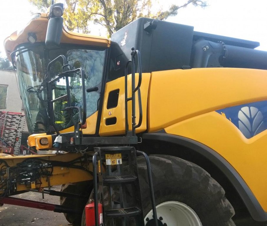 Oldtimer-Mähdrescher des Typs New Holland CX8080, Neumaschine in Львів (Bild 9)