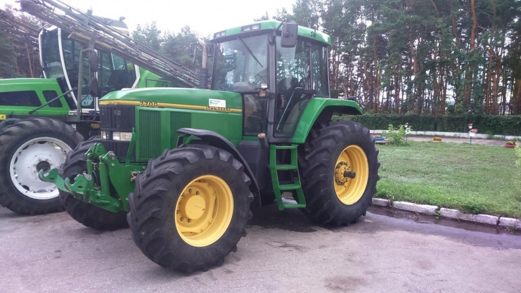 Oldtimer-Traktor des Typs John Deere 7700, Neumaschine in Подворки (Bild 1)