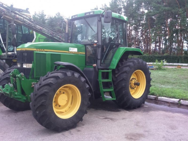 Oldtimer-Traktor des Typs John Deere 7700, Neumaschine in Подворки (Bild 1)