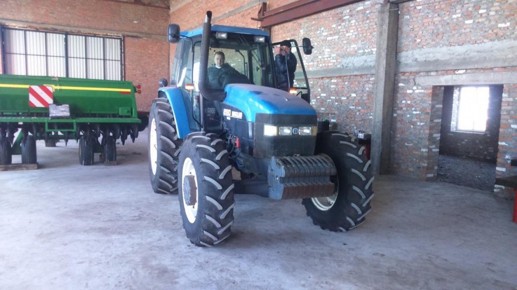 Oldtimer-Traktor des Typs New Holland 8560, Neumaschine in Подворки (Bild 3)