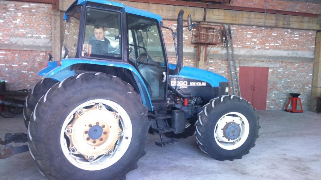 Oldtimer-Traktor des Typs New Holland 8560, Neumaschine in Подворки (Bild 11)