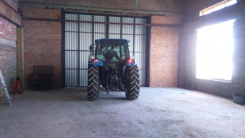 Oldtimer-Traktor des Typs New Holland 8560, Neumaschine in Подворки (Bild 4)