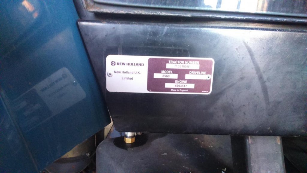 Oldtimer-Traktor des Typs New Holland 8560, Neumaschine in Подворки (Bild 12)