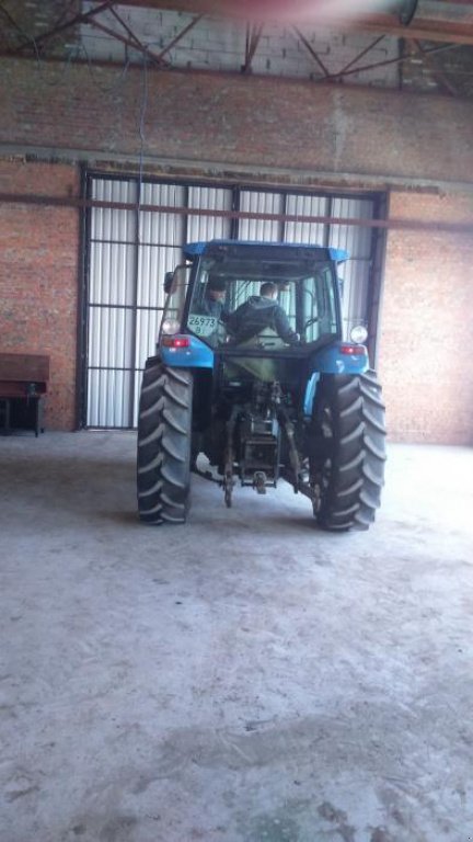 Oldtimer-Traktor des Typs New Holland 8560, Neumaschine in Подворки (Bild 5)