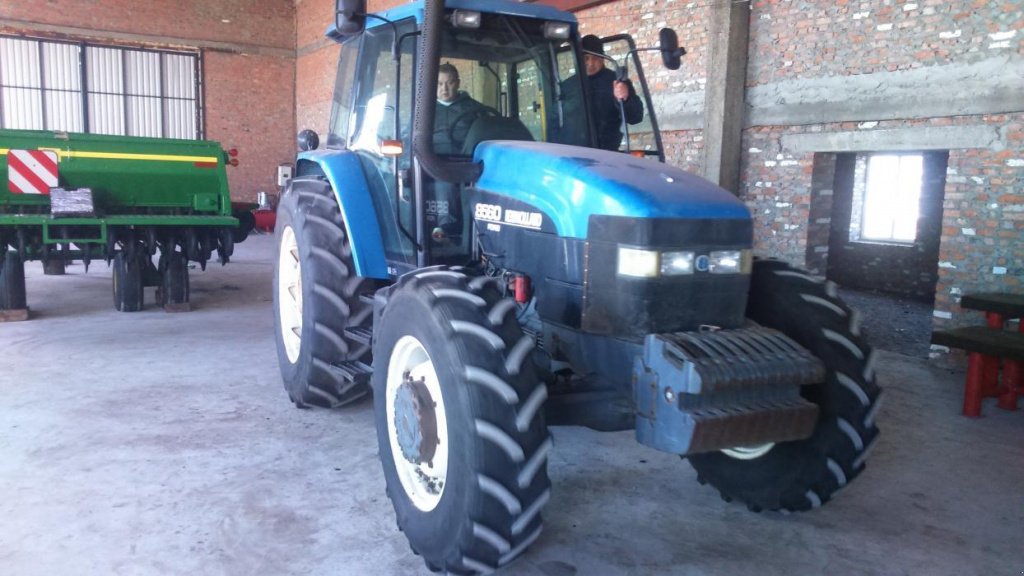 Oldtimer-Traktor des Typs New Holland 8560, Neumaschine in Подворки (Bild 1)