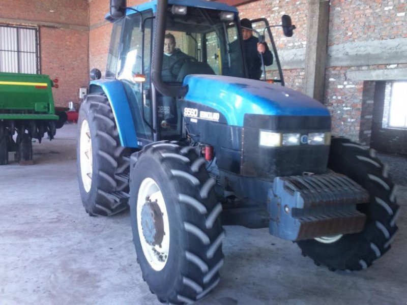 Oldtimer-Traktor des Typs New Holland 8560, Neumaschine in Подворки (Bild 1)