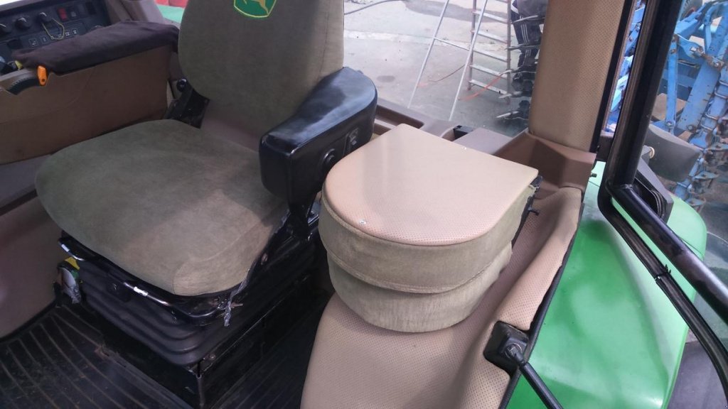 Oldtimer-Traktor des Typs John Deere 8400, Gebrauchtmaschine in Подворки (Bild 4)