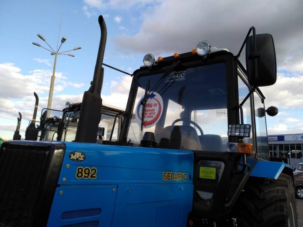 Oldtimer-Traktor des Typs Belarus Беларус-892.2, Neumaschine in Полтава (Bild 1)