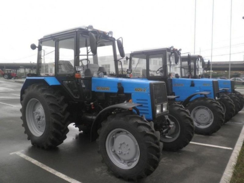 Oldtimer-Traktor des Typs Belarus Беларус-1025.2, Neumaschine in Полтава (Bild 1)