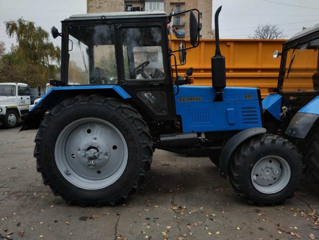 Oldtimer-Traktor des Typs Belarus Беларус-1025.2, Neumaschine in Полтава (Bild 3)