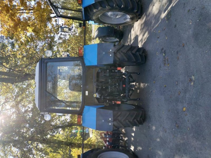 Oldtimer-Traktor des Typs Belarus Беларус-1025.2, Neumaschine in Полтава