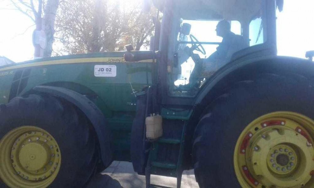 Oldtimer-Traktor des Typs John Deere 8335R, Neumaschine in Одеса (Bild 3)