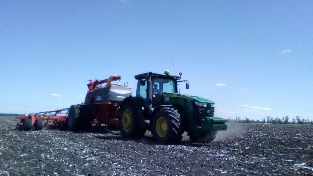 Oldtimer-Traktor des Typs John Deere 8335R, Neumaschine in Одеса (Bild 2)