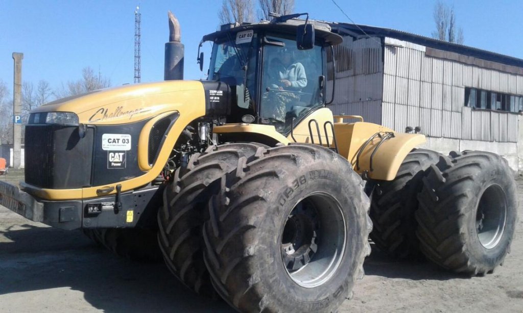 Oldtimer-Traktor des Typs CHALLENGER MT975, Neumaschine in Одеса (Bild 1)