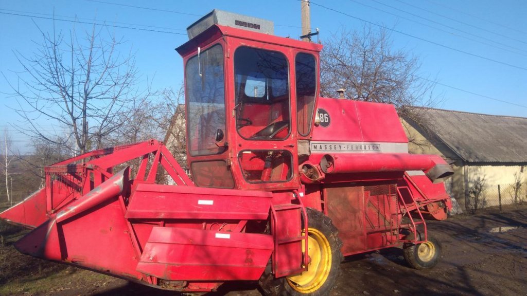 Oldtimer-Mähdrescher des Typs Massey Ferguson 186, Neumaschine in Здолбунів (Bild 8)