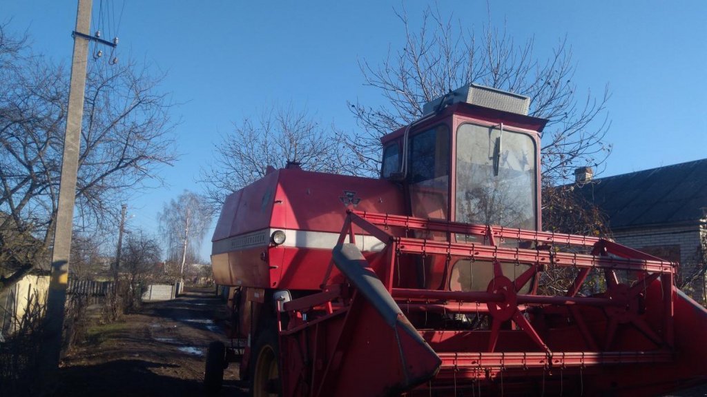 Oldtimer-Mähdrescher des Typs Massey Ferguson 186, Neumaschine in Здолбунів (Bild 1)