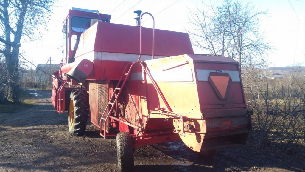 Oldtimer-Mähdrescher des Typs Massey Ferguson 186, Neumaschine in Здолбунів (Bild 5)