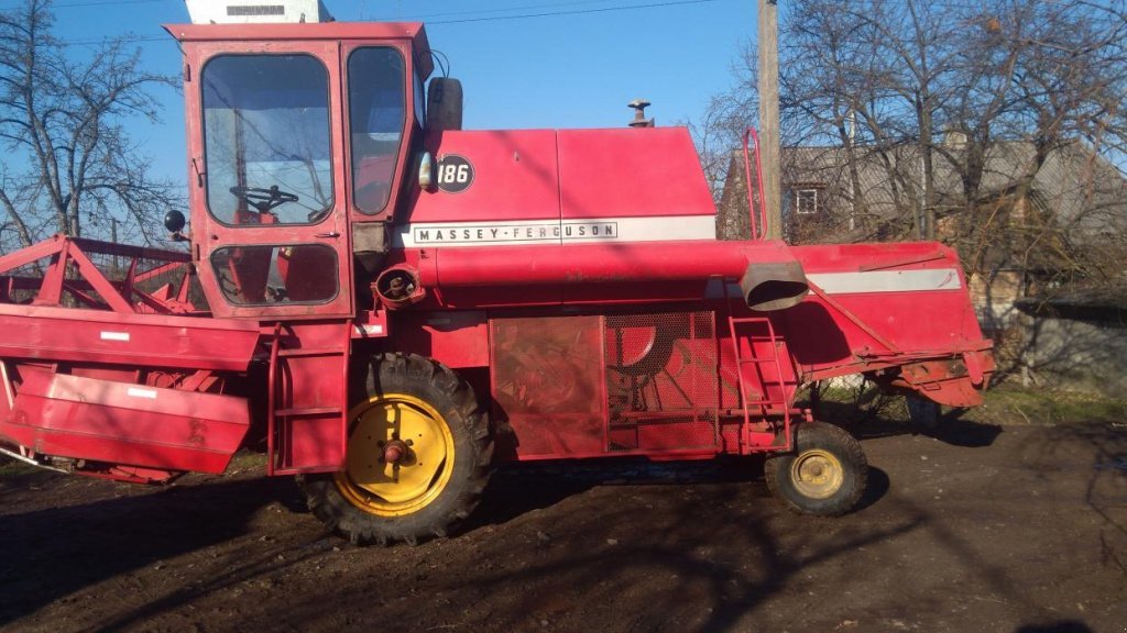 Oldtimer-Mähdrescher des Typs Massey Ferguson 186, Neumaschine in Здолбунів (Bild 4)