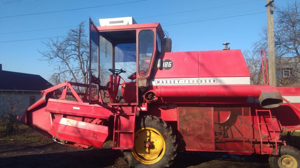 Oldtimer-Mähdrescher des Typs Massey Ferguson 186, Neumaschine in Здолбунів (Bild 9)