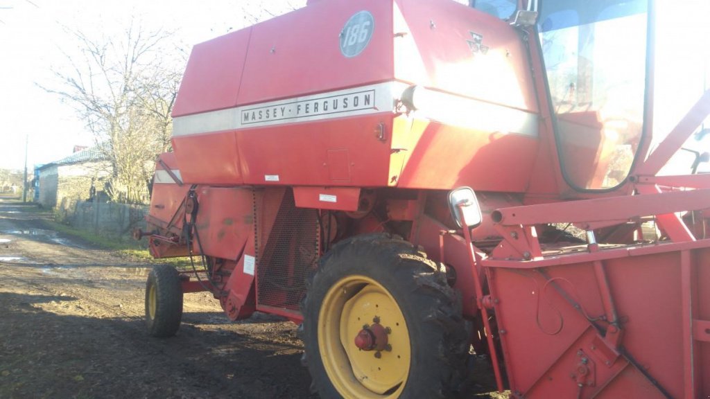Oldtimer-Mähdrescher des Typs Massey Ferguson 186, Neumaschine in Здолбунів (Bild 2)