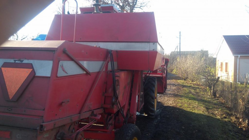 Oldtimer-Mähdrescher des Typs Massey Ferguson 186, Neumaschine in Здолбунів (Bild 3)