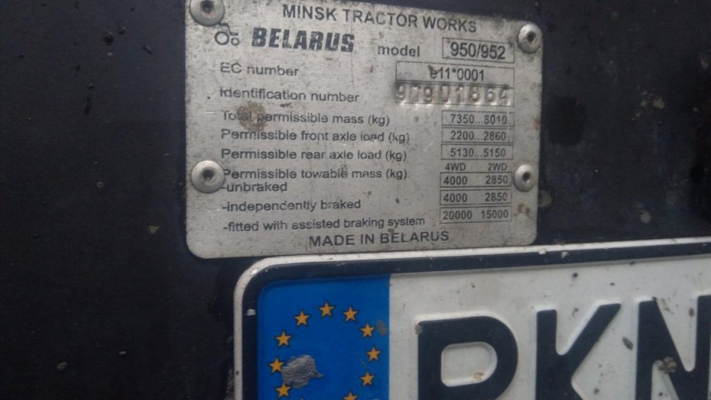 Oldtimer-Traktor des Typs Belarus Беларус-952, Neumaschine in Здолбунів (Bild 8)