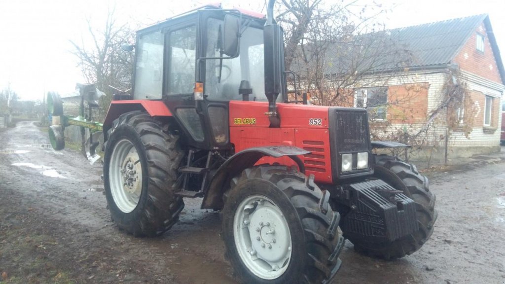 Oldtimer-Traktor des Typs Belarus Беларус-952, Neumaschine in Здолбунів (Bild 1)