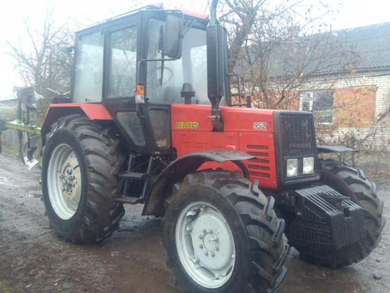 Oldtimer-Traktor des Typs Belarus Беларус-952, Neumaschine in Здолбунів