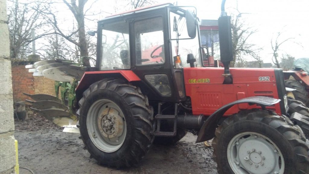 Oldtimer-Traktor des Typs Belarus Беларус-952, Neumaschine in Здолбунів (Bild 4)