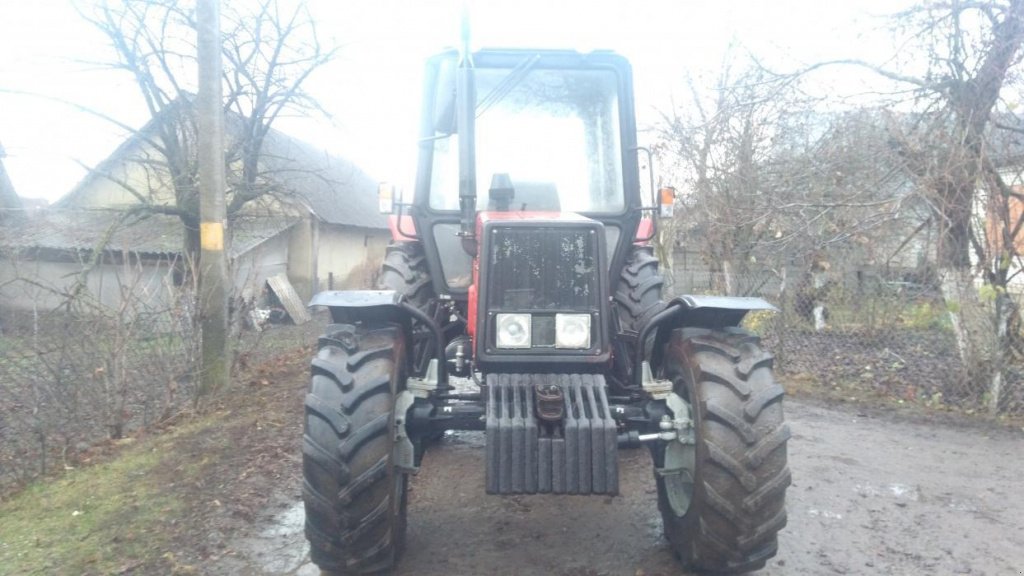 Oldtimer-Traktor des Typs Belarus Беларус-952, Neumaschine in Здолбунів (Bild 2)