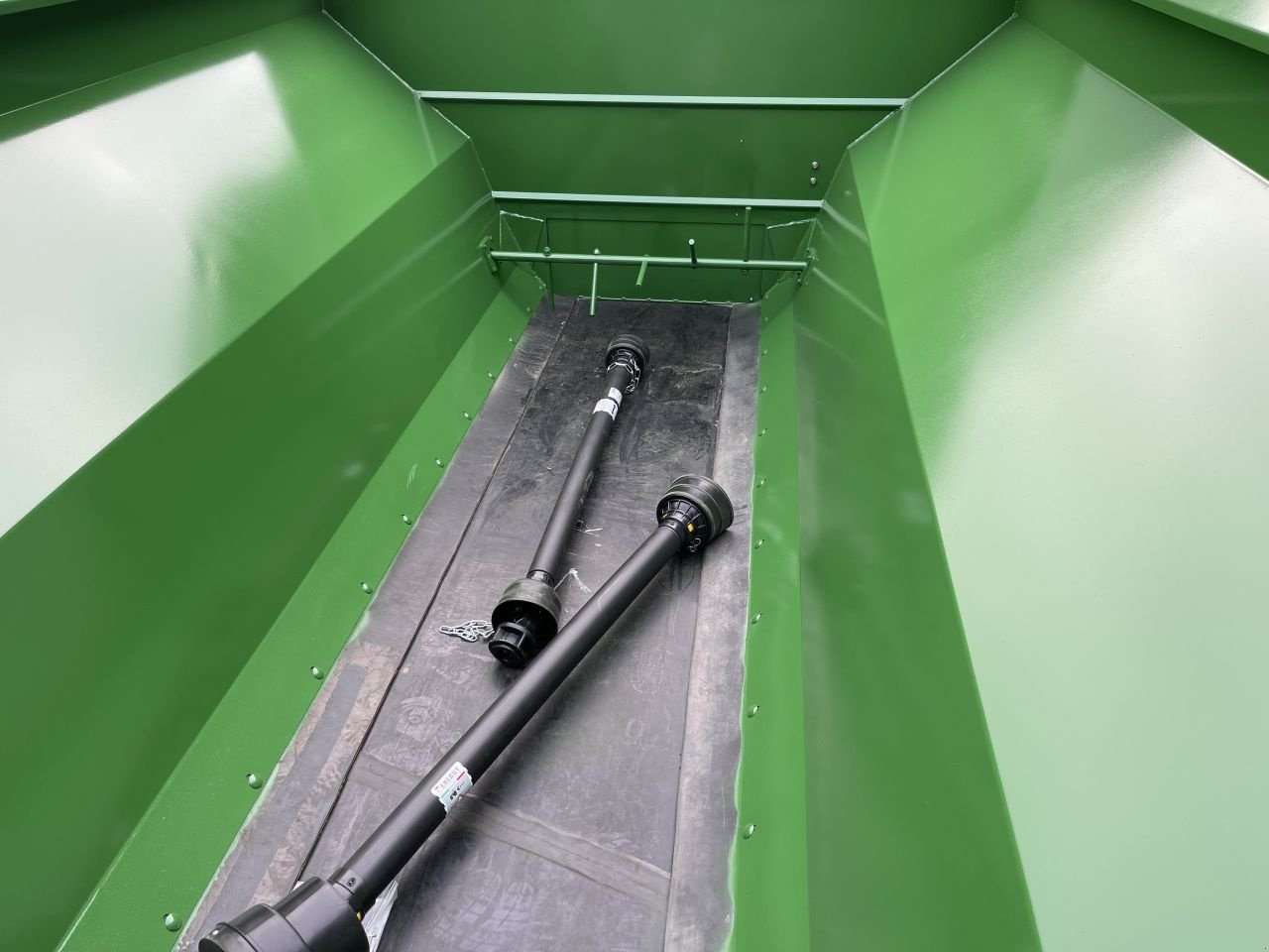 Düngerstreuer des Typs Kuxmann K8000, Neumaschine in Geffen (Bild 6)