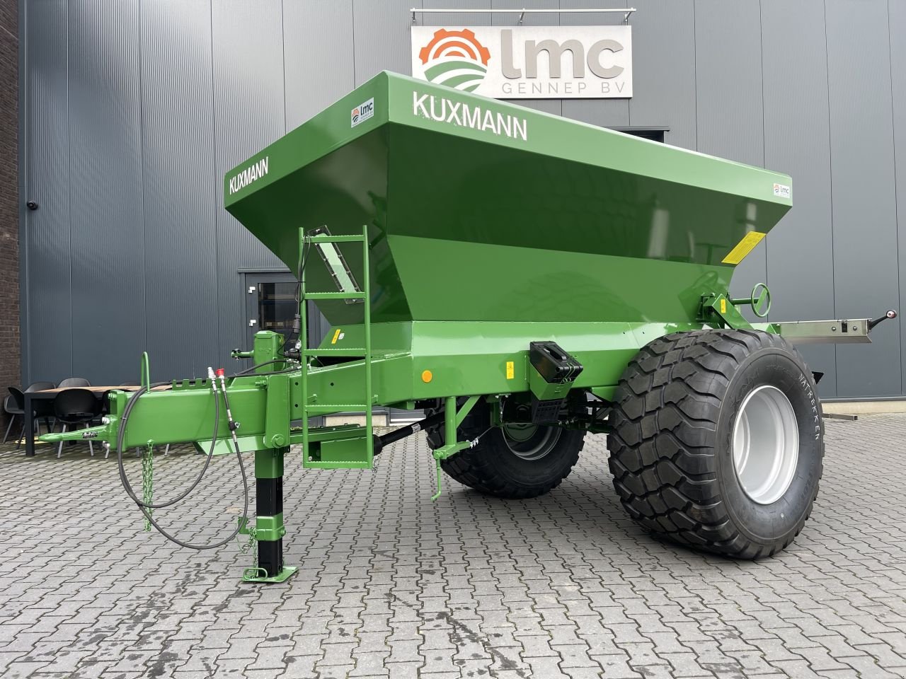 Düngerstreuer des Typs Kuxmann K8000, Neumaschine in Geffen (Bild 3)