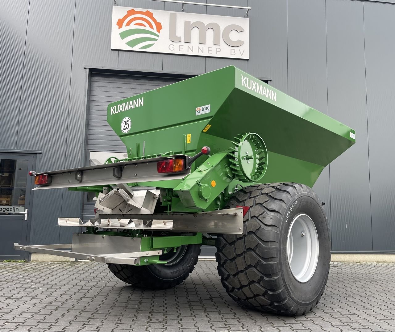 Düngerstreuer des Typs Kuxmann K8000, Neumaschine in Geffen (Bild 4)